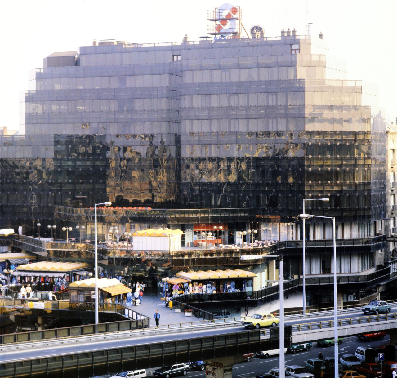 A Nyugati (Marx) tér 1986-ban a Skála Metró nagyáruházzal (Fotó: Fortepan/Záray Péter)