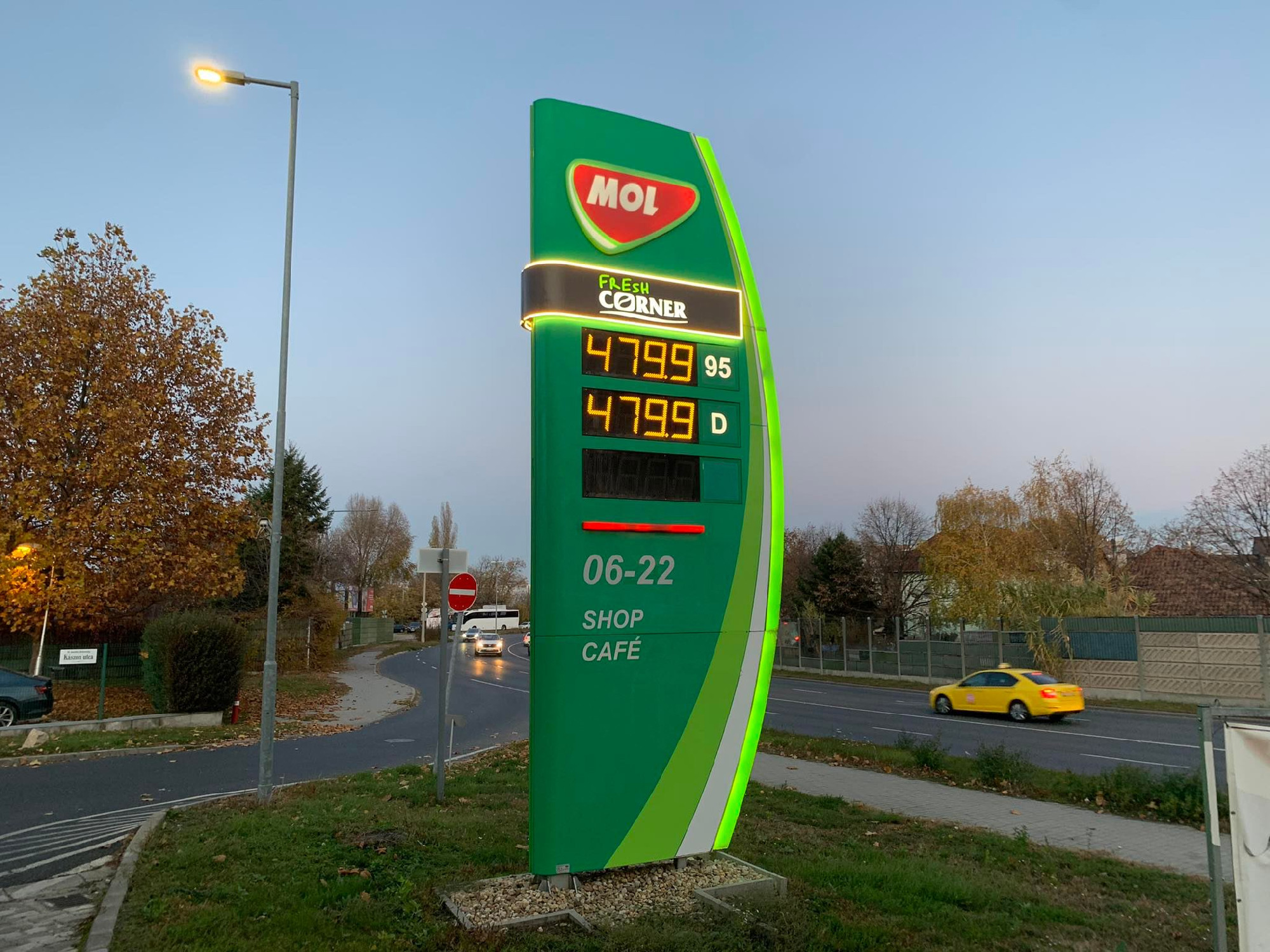 RTL: Álhír miatt rohamozták meg a benzinkutakat pénteken