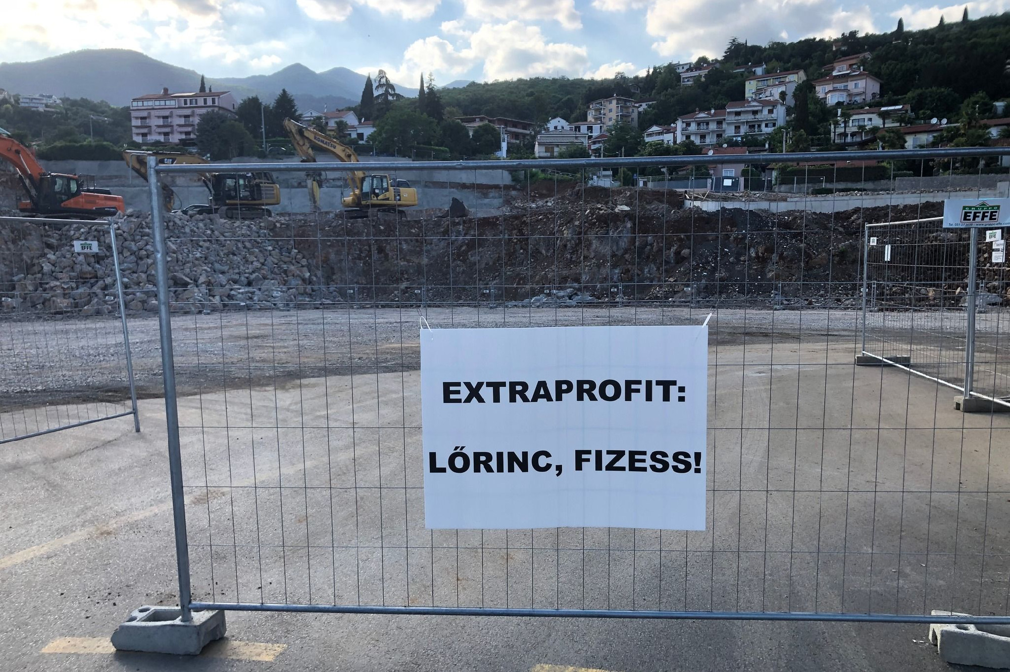 Horvátországi építkezésen hirdeti a tábla: Lőrinc fizess!