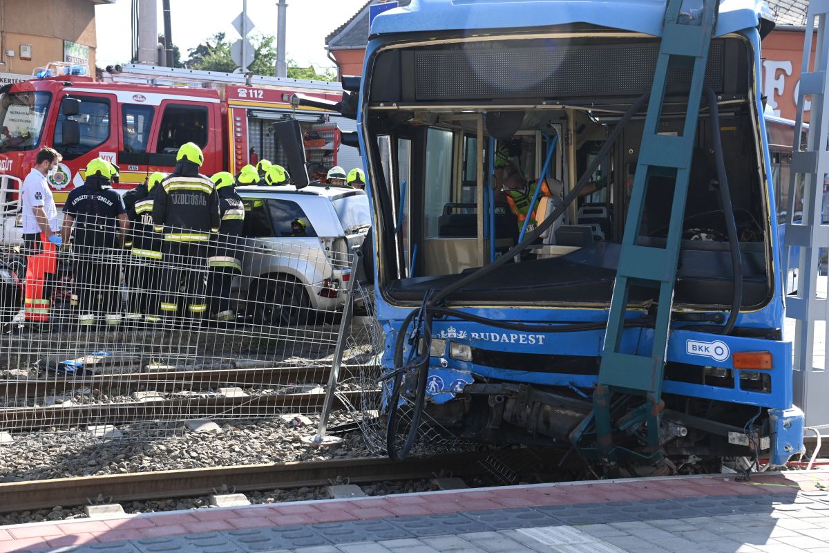 Buszbaleset volt Budapesten, nyolc mentőegységet riasztottak