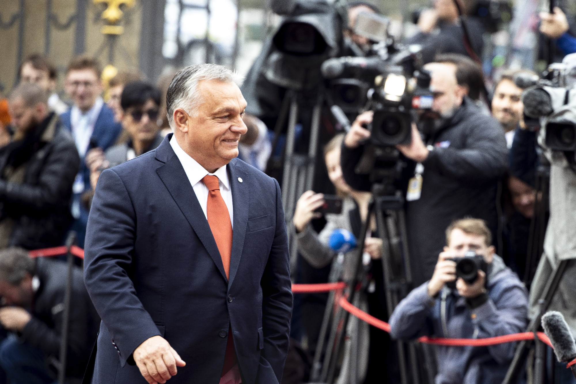 Orbán bejelentkezett, húsba vágó kérdésekről tárgyaltak a prágai EU-csúcson