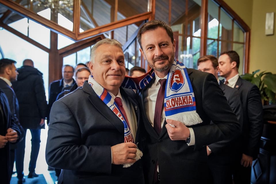 „Szlovákia” feliratú focisálat adott ajándékba az ország miniszterelnöke Orbán Viktornak