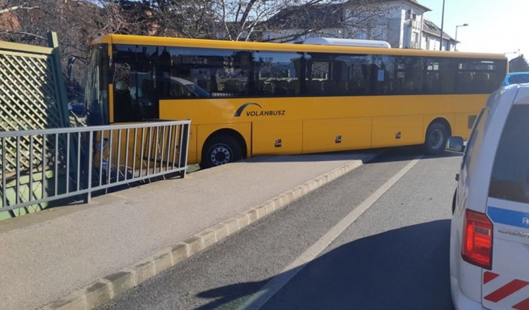 Átszakította a védőkorlátot a győri hídon balesetet szenvedett autóbusz