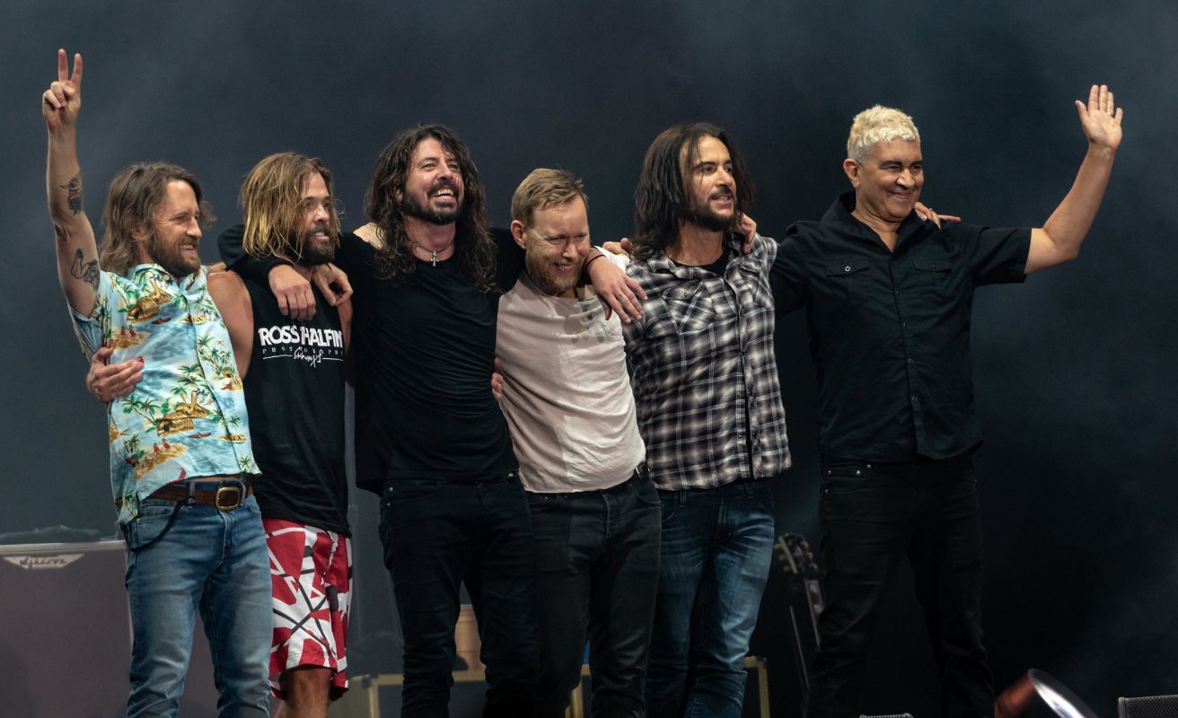 Dobosa halála után is folytatja a turnézást a Foo Fighters