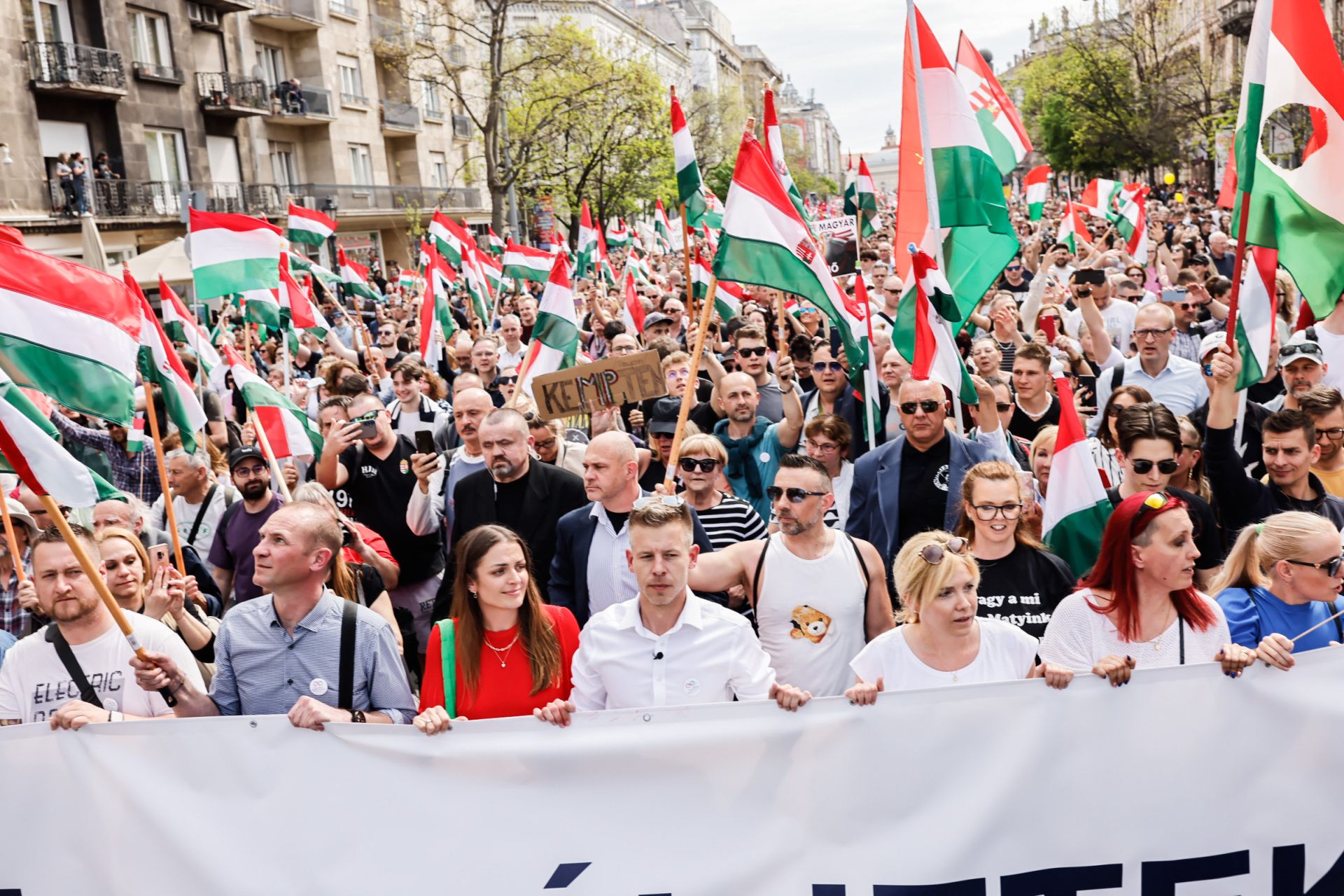 15 százalékponton belül a Fidesz és a Tisza Párt a Závecznél