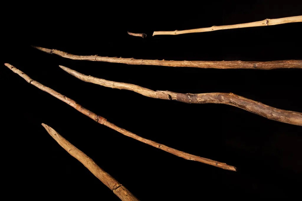 300 ezer éves fegyvereket találtak