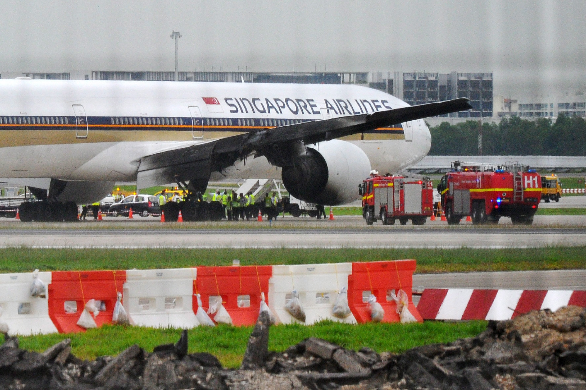 Egy utas meghalt, több mint húszan megsérültek a turbulenciába került szingapúri gépen 