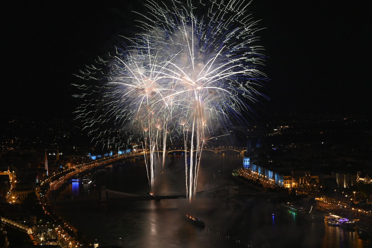 Tűzijáték a Duna felett Budapesten az államalapítás ünnepén, Szent István napján 2021. augusztus 20-án (Fotó: MTI/Balogh Zoltán)