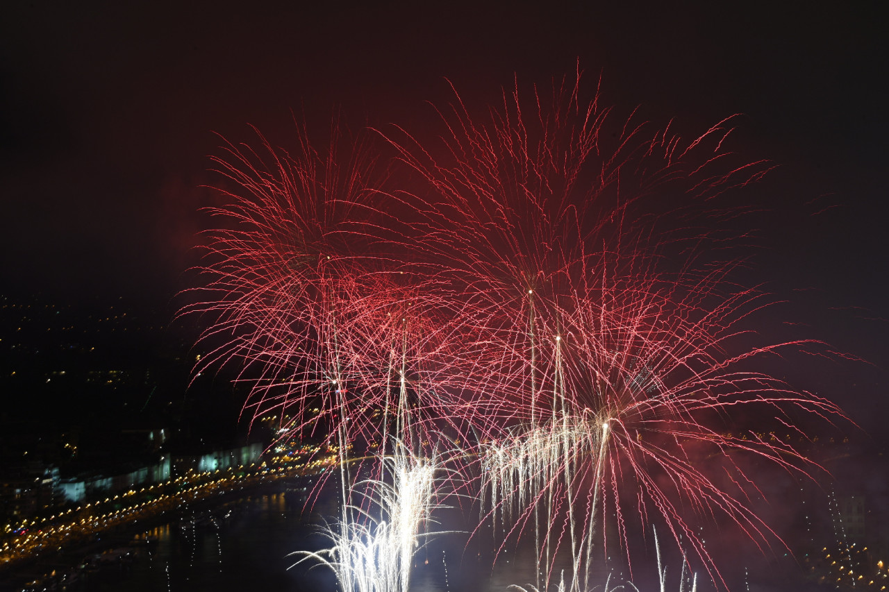 Tűzijáték a Duna felett Budapesten az államalapítás ünnepén, Szent István napján 2021. augusztus 20-án. MTI/Balogh Zoltán