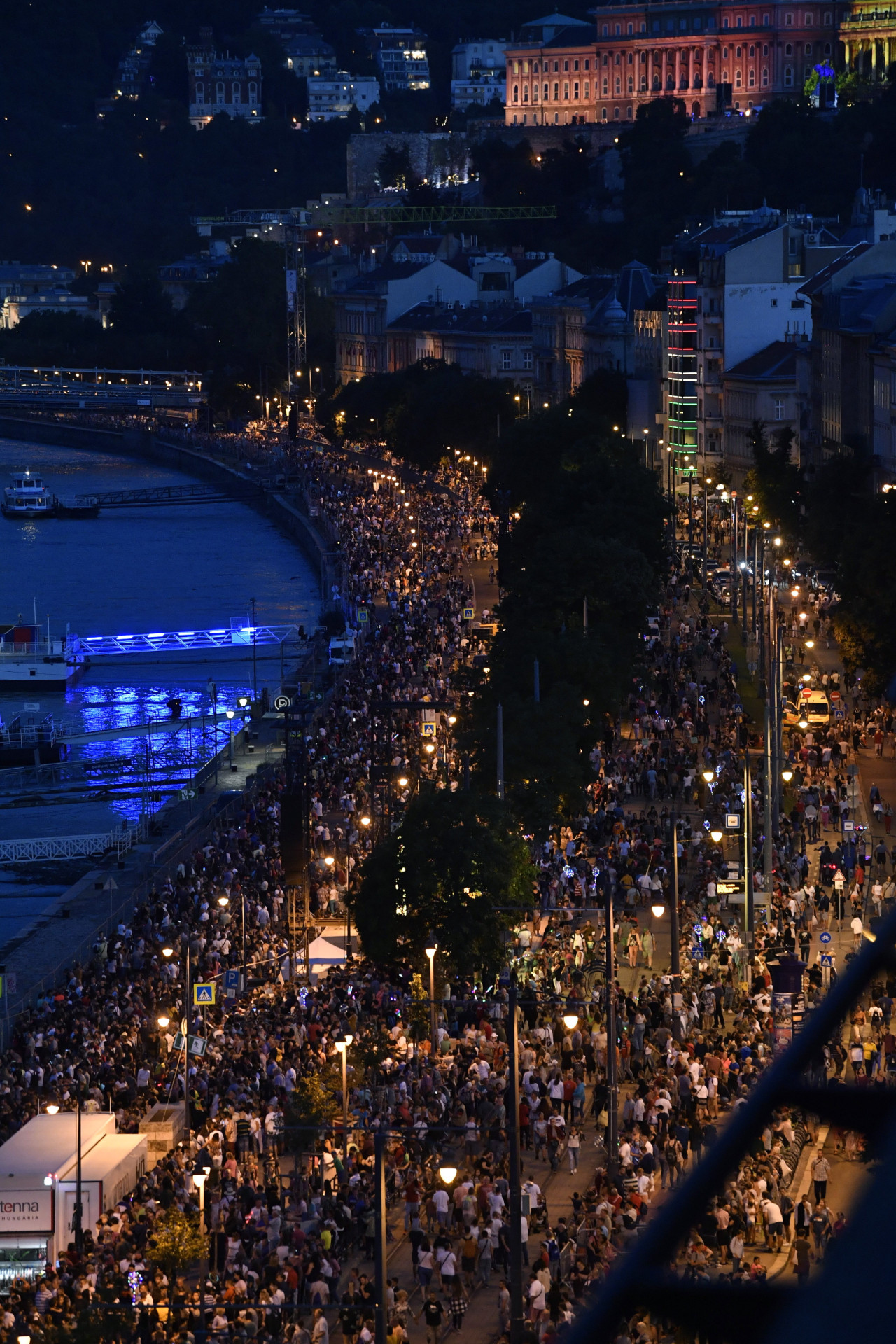 Nézők gyülekeznek a budai rakparton az ünnepi tűzijáték előtt az államalapítás ünnepén, Szent István napján 2021. augusztus 20-án. MTI/Máthé Zoltán