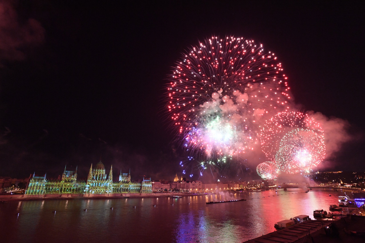Tűzijáték a Duna felett Budapesten az államalapítás ünnepén, Szent István napján 2021. augusztus 20-án. MTI/Máthé Zoltán