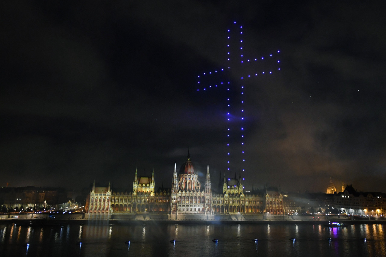 Keresztet mintázó fényjáték a Duna felett, az Országház előtt Budapesten az államalapítás ünnepén, Szent István napján 2021. augusztus 20-án. MTI/Máthé Zoltán