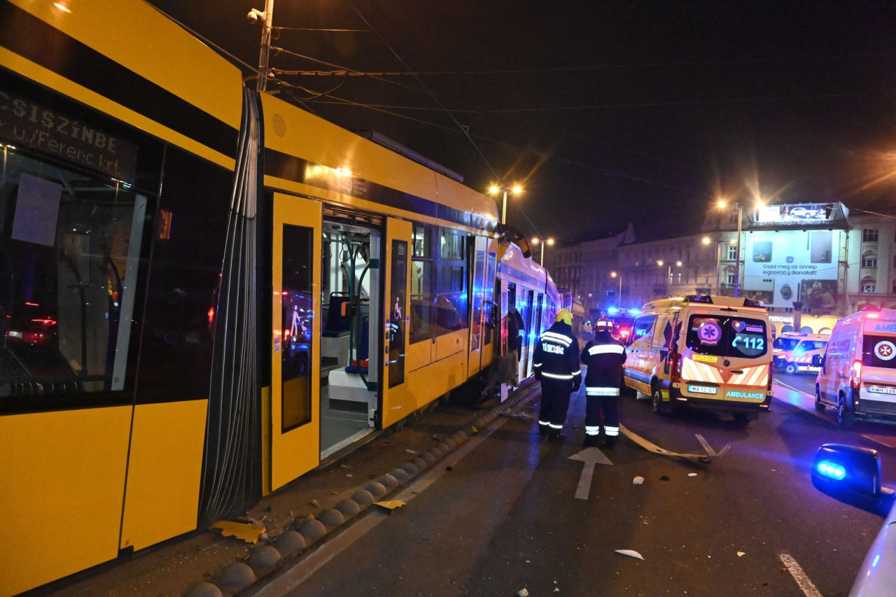 Sérült villamosok, miután összeütköztek a Boráros térnél 2022. december 19-én (Fotó: MTI/Mihádák Zoltán)