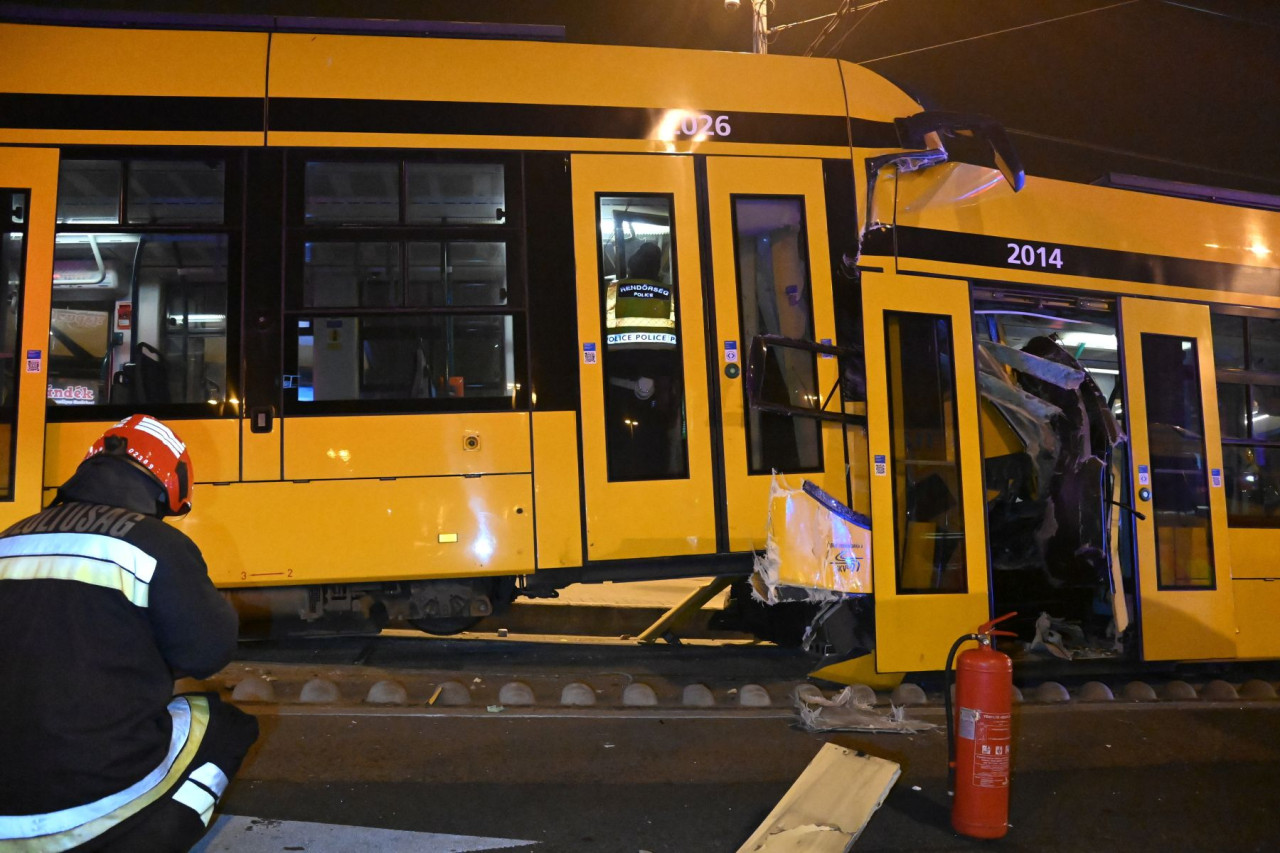 Sérült villamosok, miután összeütköztek a Boráros térnél 2022. december 19-én (Fotó: MTI/Mihádák Zoltán)