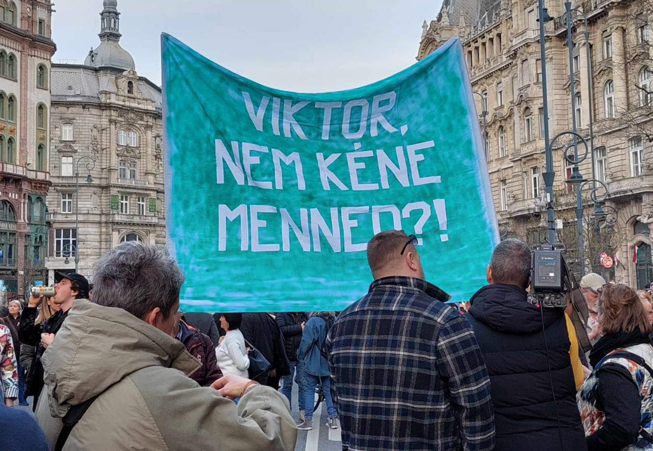 Tüntetés az ügyészség előtt (Fotó: Magyar Hang/Hutter Marianna)