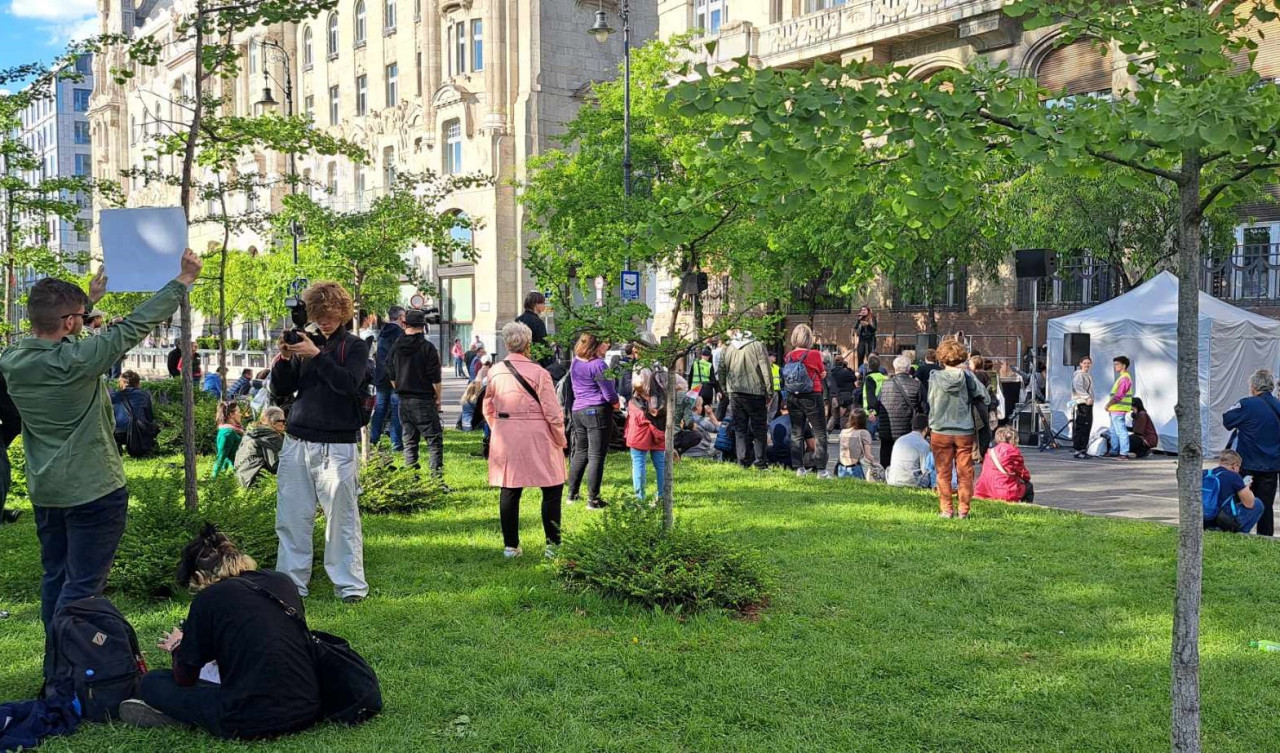 Tüntetés a Belügyminisztérium előtt (Fotó: Magyar Hang/Albert Enikő)