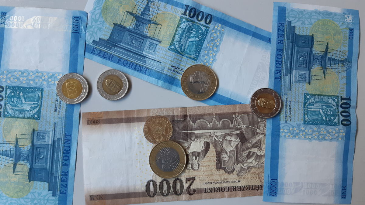 401 forint fölött indított az euró kedd reggel