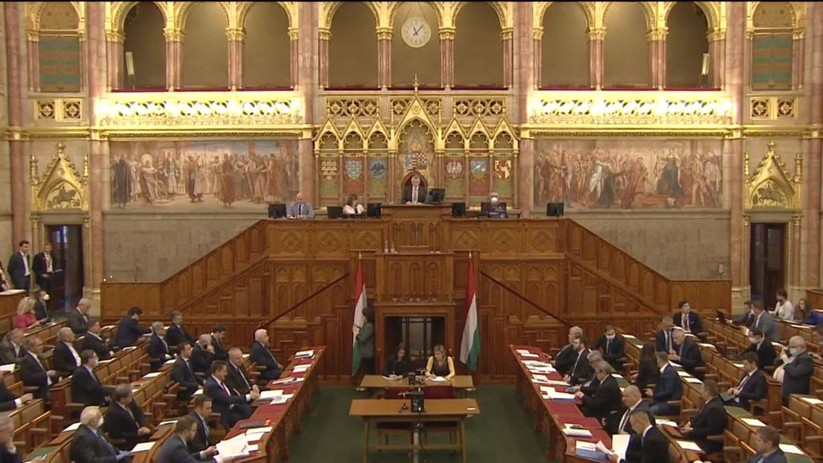 Parlament: A képviselőknek és szószólóknak nem kötelező a lázmérés, a többi dolgozónak igen
