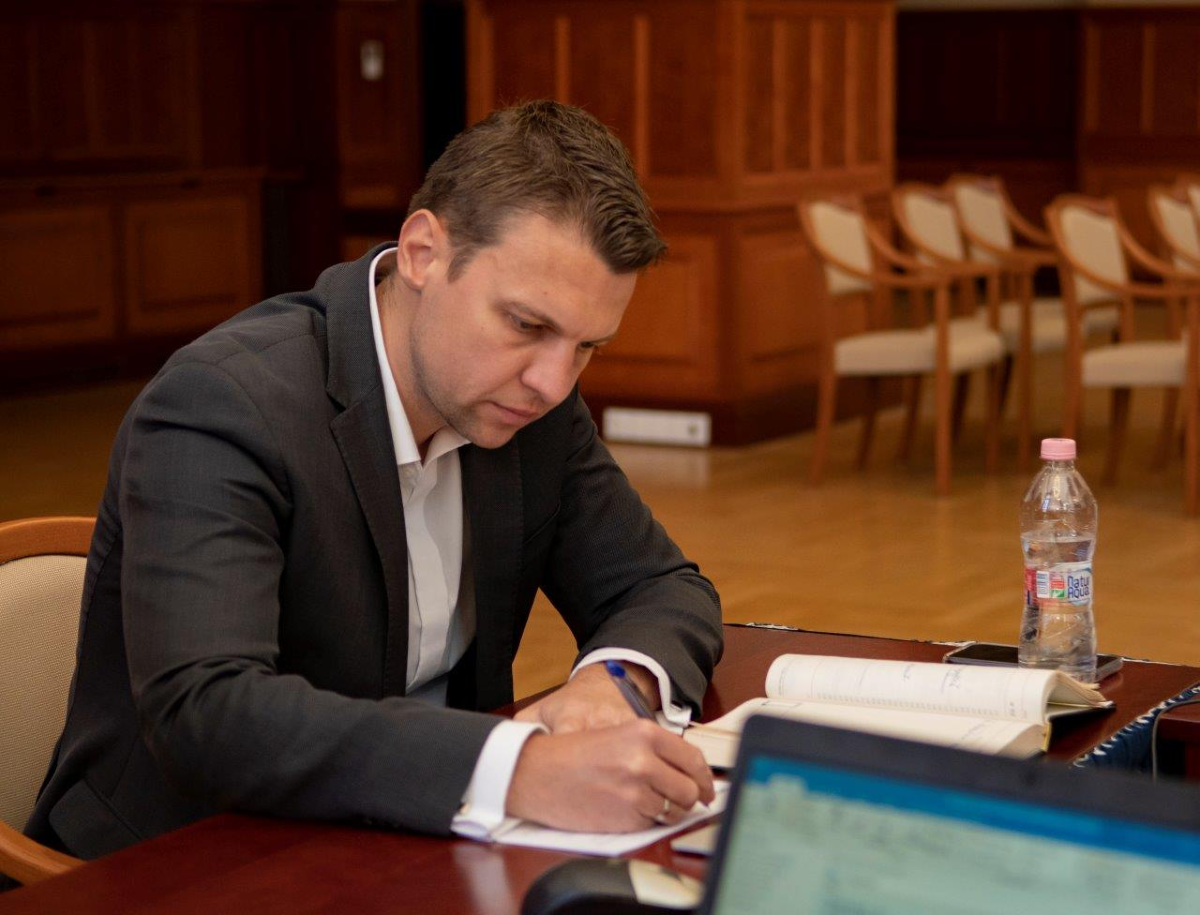 A Fidesz kommunikációs igazgatója szerint jogos kirúgni valakit a véleményéért