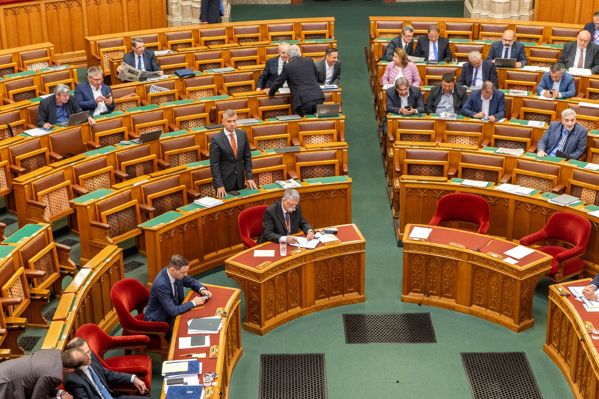 Booking-botrány: a Fidesz összehívja a parlament turisztikai albizottságát
