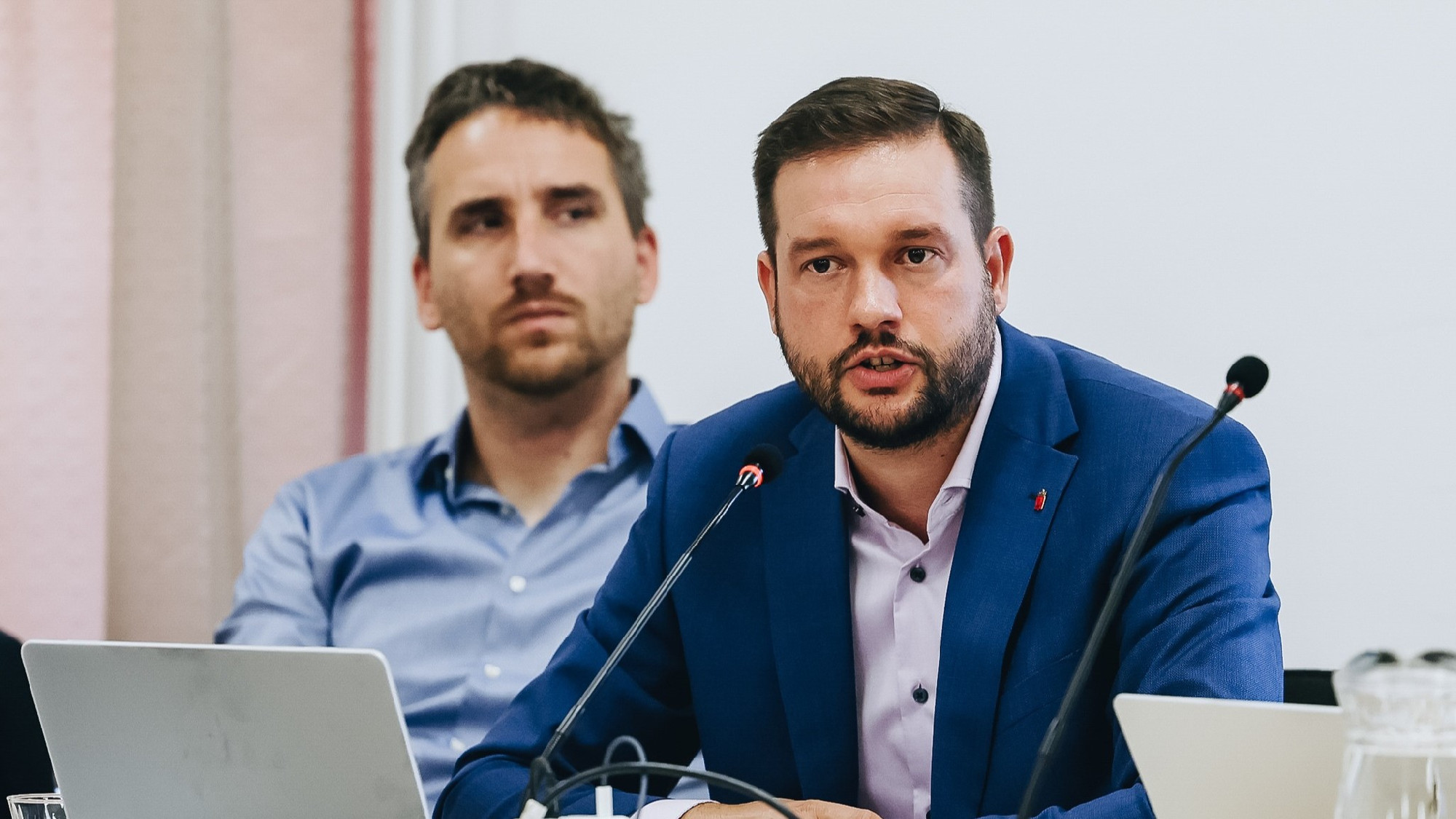 DK: A Tisza a Fidesszel együtt kéz a kézben tolja le Budapestet a szakadékba