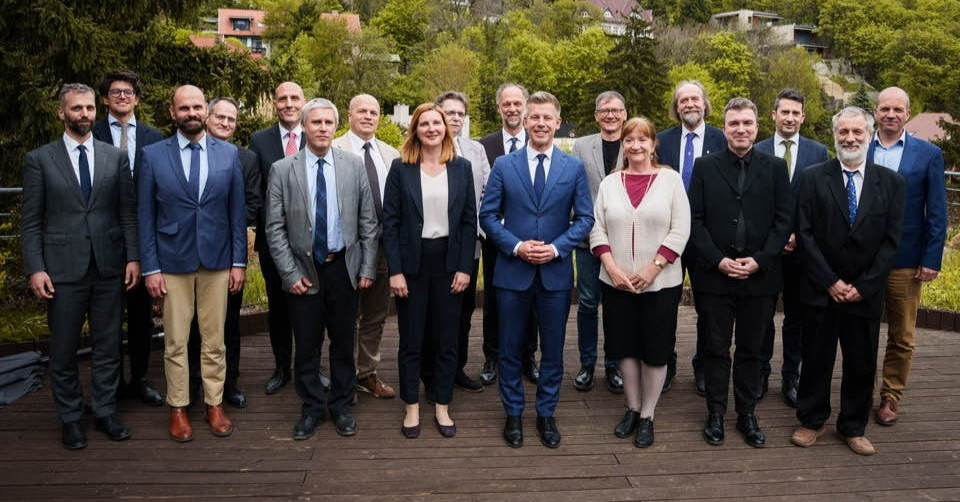 „Csökkenteni kell a diákok óraszámát” – Péter és igazgatók.