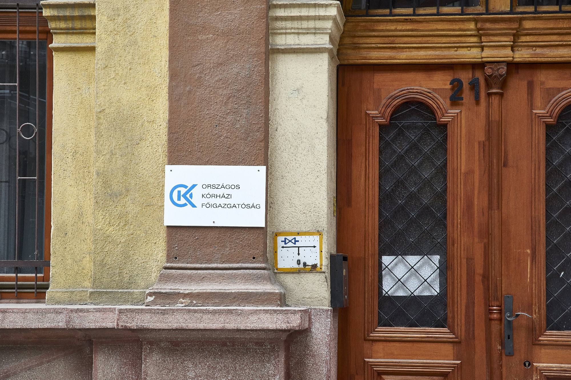 Az OKFŐ intézményeiben is betiltották a home office-t