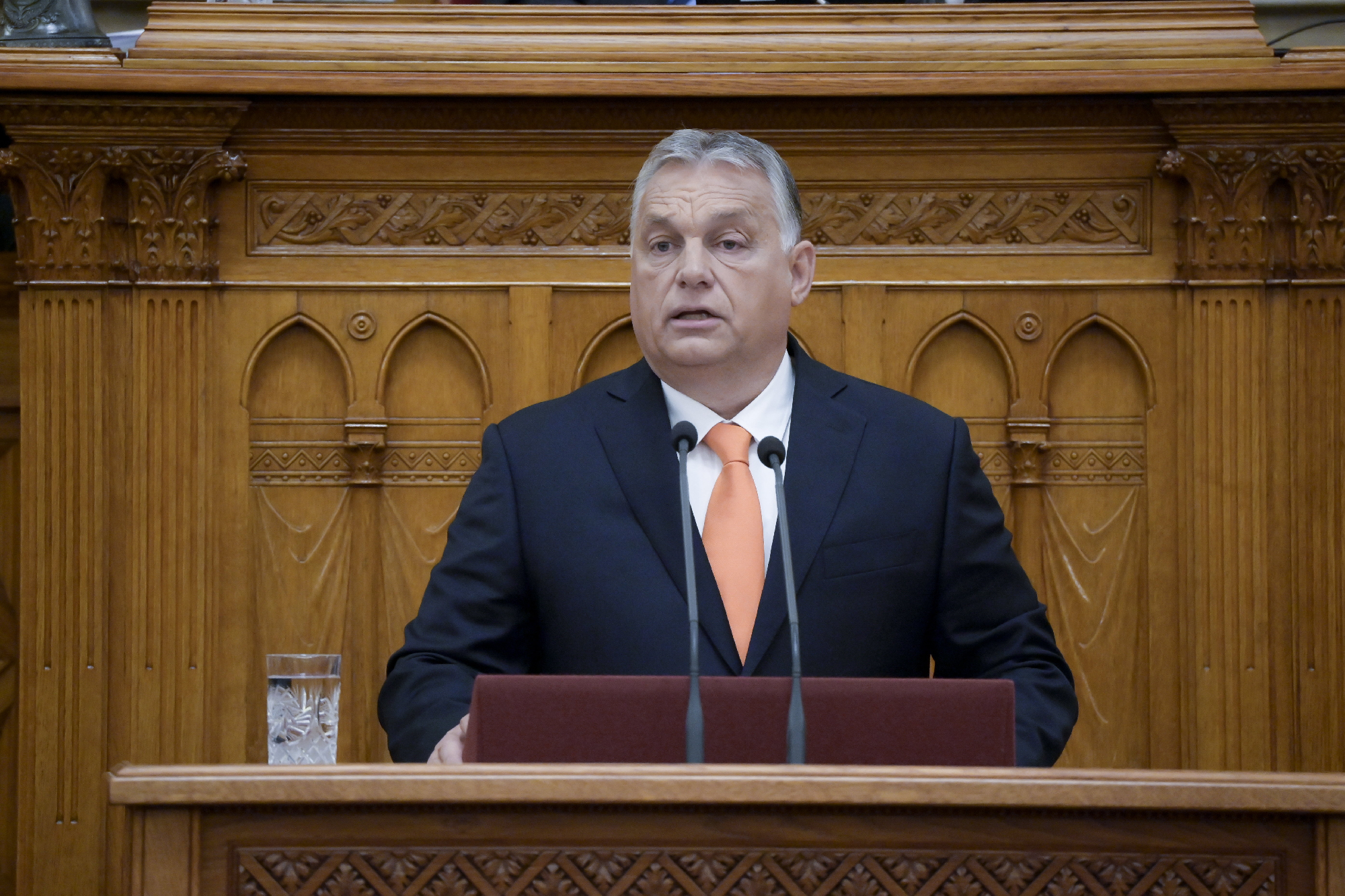 Orbán nyitotta a parlamenti szezont, bilincset ígért az ellenzék