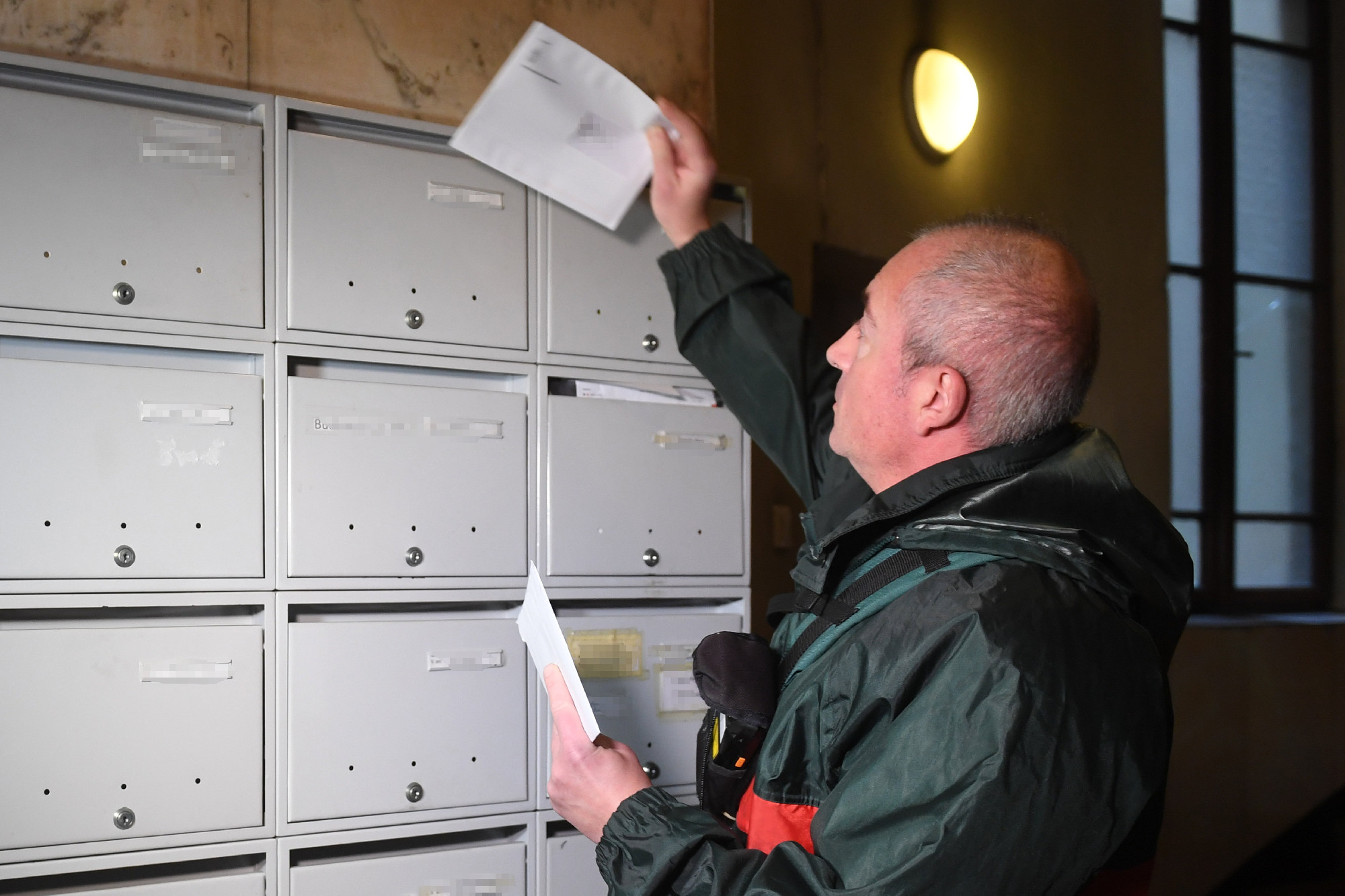 A Magyar Posta bejelentette: január 1-től drágább lesz levelet feladni