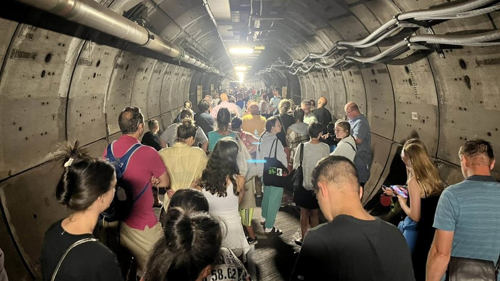 Megállt a vonat a Csatorna-alagútban, az utasok több órát töltöttek bezárva