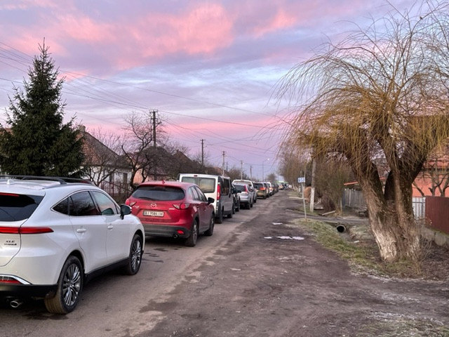 Az ukrán oldalon Asztély az első falu – a határátkelésre váró autók sora a település közepéig tart (Fotó: Lukács Csaba/Magyar Hang)