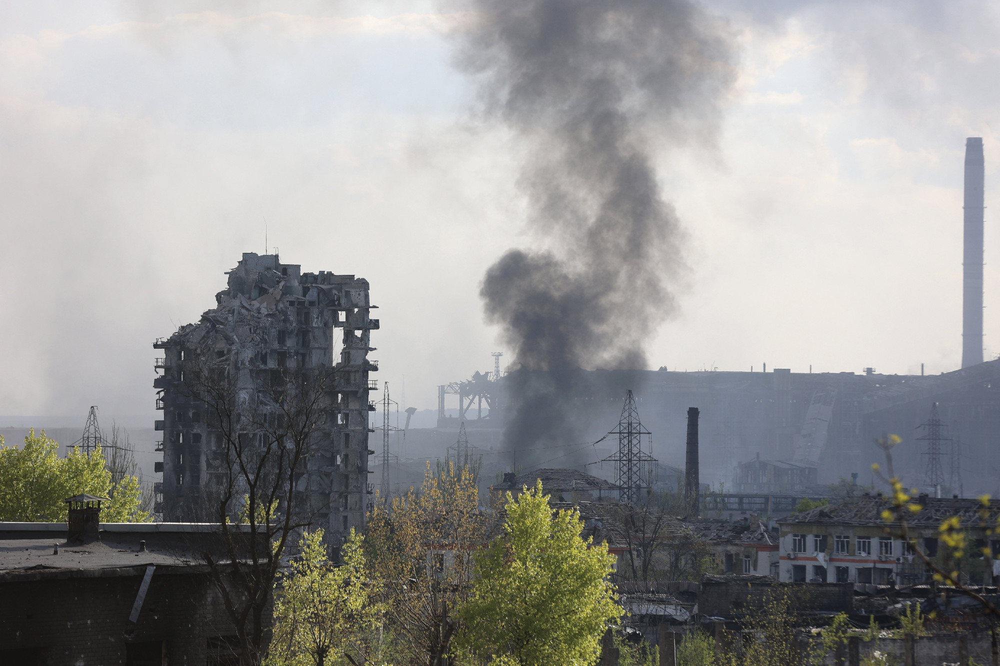 Az oroszok szerint közel ezer katona adta meg magát Mariupolban