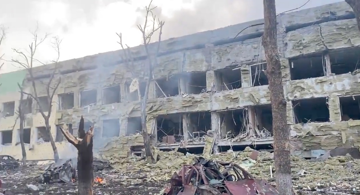 Mégis küldtek orosz kiskatonákat harcolni Ukrajnába, az oroszok lebombáztak egy szülészetet Mariupolban – percről percre