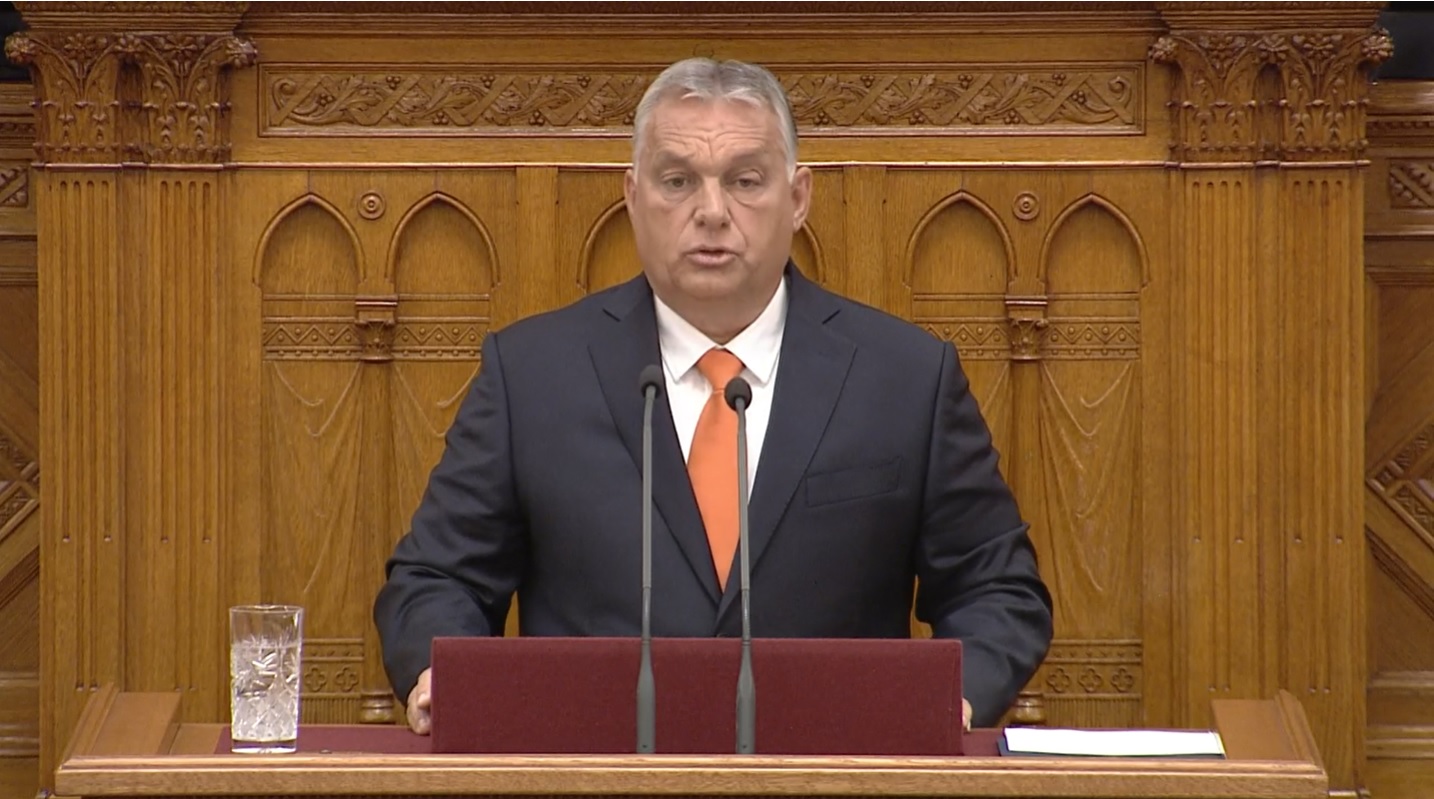 Orbán Viktor kétórát késett, majd brüsszelezett