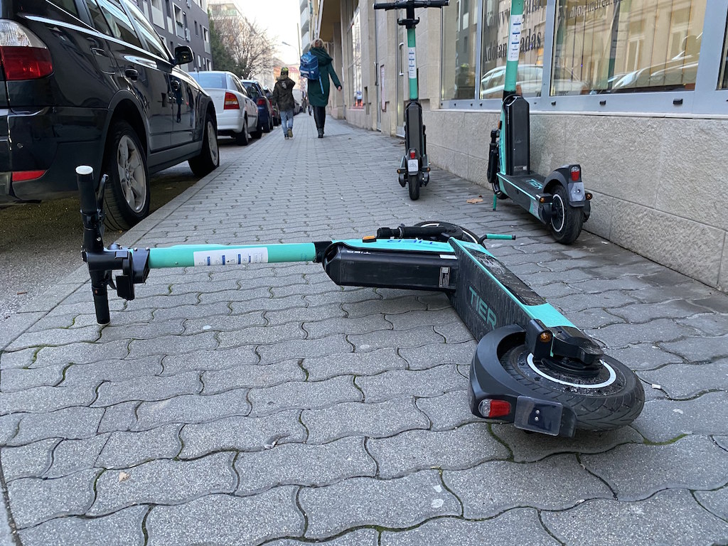 Betilthatják a bérelhető elektromos rollereket Párizsban