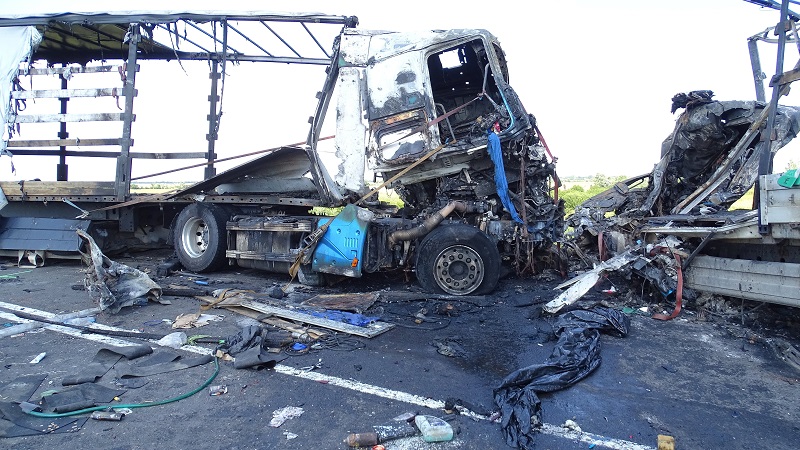 Frontálisan ütközött két kamion, mindkét sofőr meghalt
