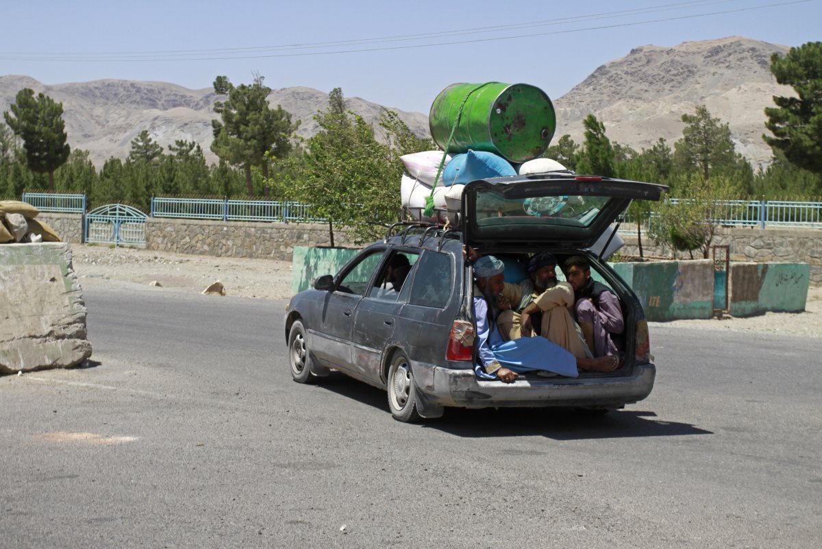 Több ezren akarnak bejutni a kabuli repülőtérre