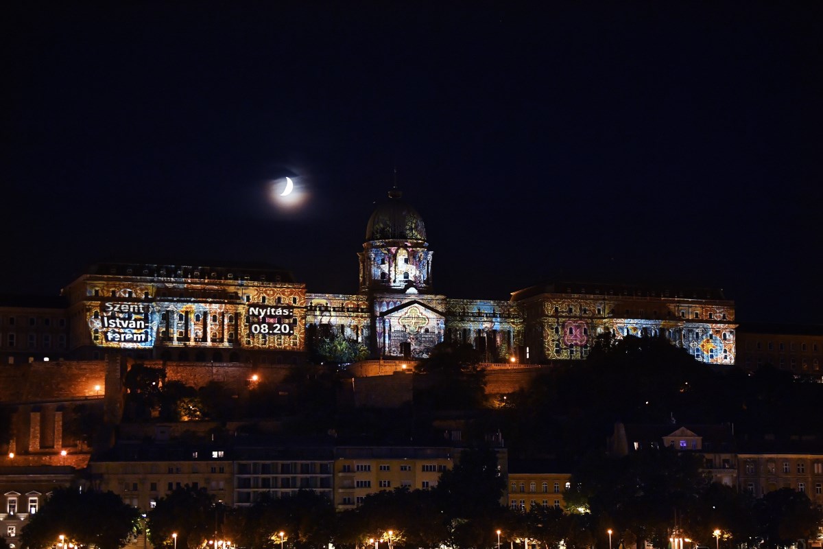 A mohácsi vész, Nándorfehérvár és Buda elestének napjáig hirdeti fényfestés az újjászületett Szent István-termet