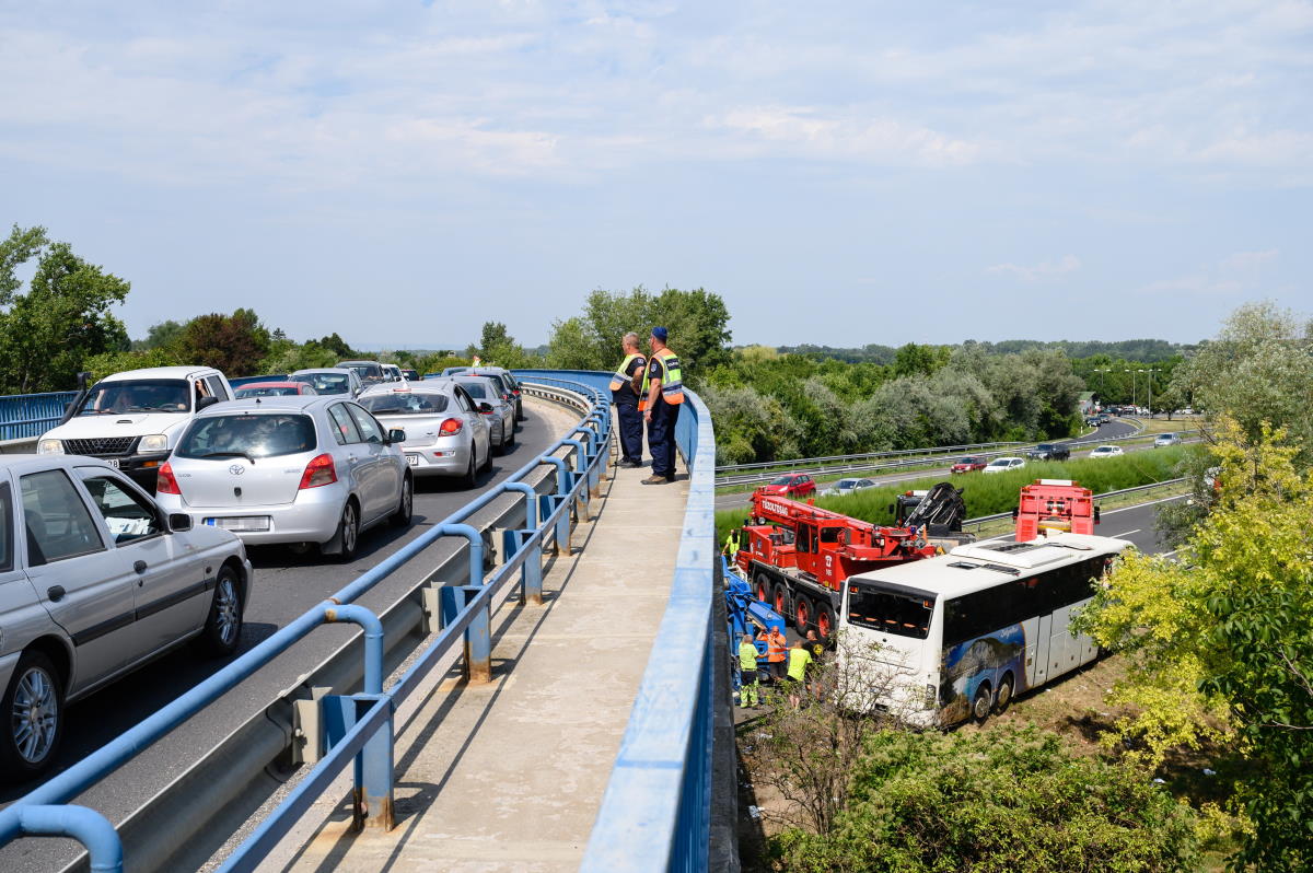 M7-es baleset: rendelkezik biztosítással az utazásszervező cég és a busztársaság is