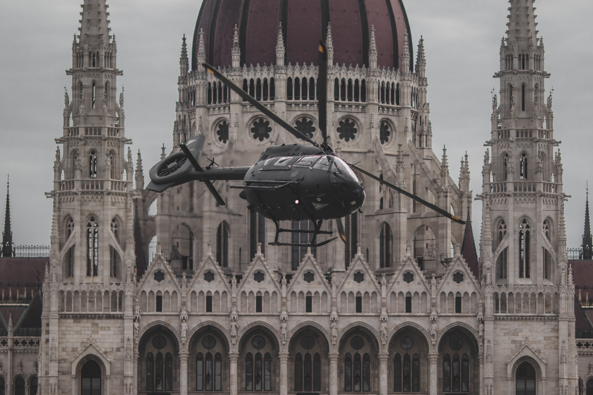 Hétfőn katonai helikopterek és repülőgépek bukkannak fel Budapesten