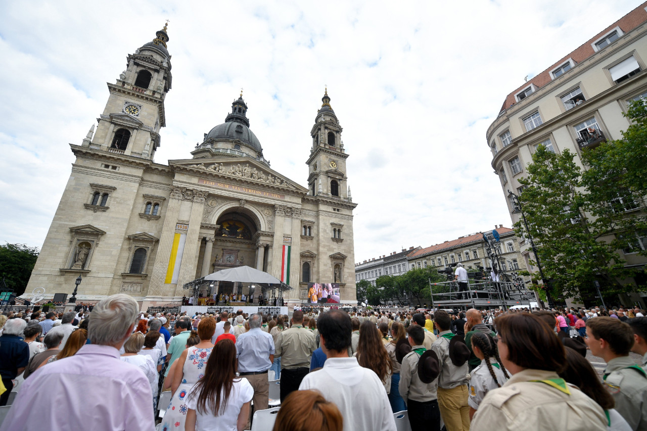 Az államalapító Szent István király ünnepén tartott szentmise résztvevői a Szent István-bazilika előtt 2021. augusztus 20-án. MTI/Czeglédi Zsolt
