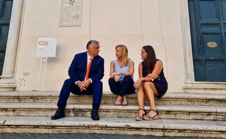 Katolikus törvényhozók találkozóján van jelen Orbán Viktor, aki Rómában Melonival egyeztetett