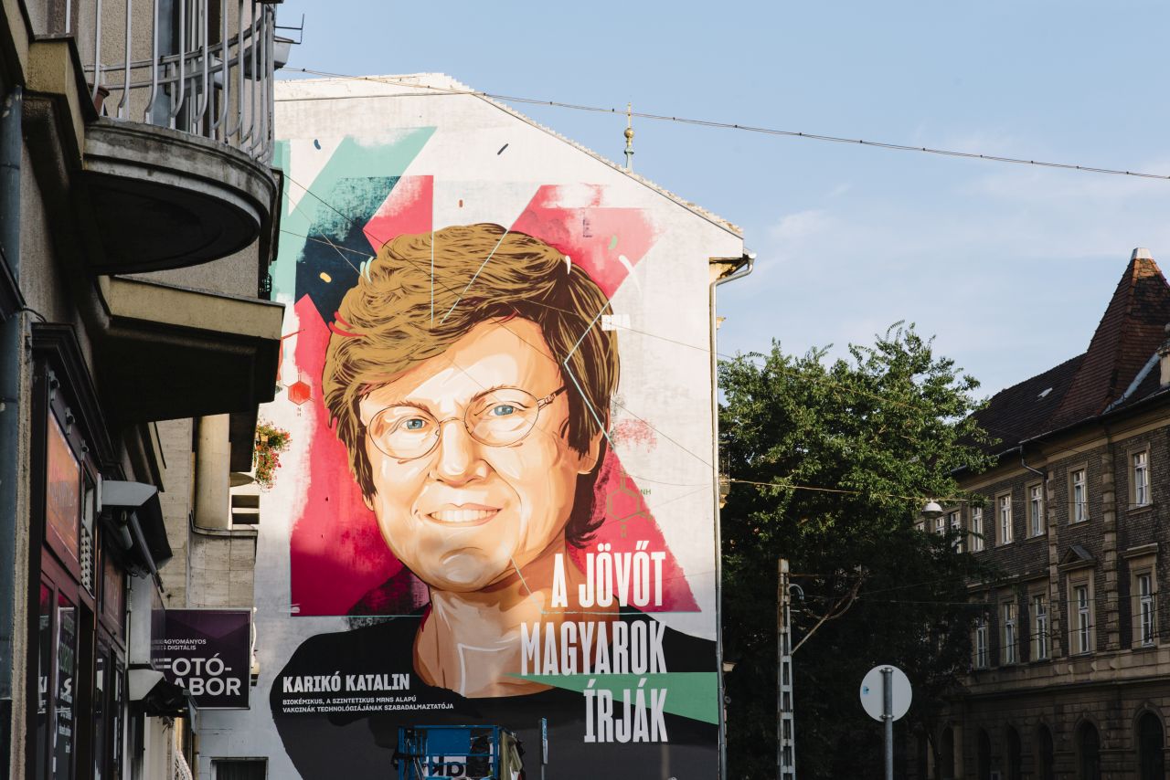 Elkészült az ötemeletes Karikó Katalin-festmény a Krisztina körúton