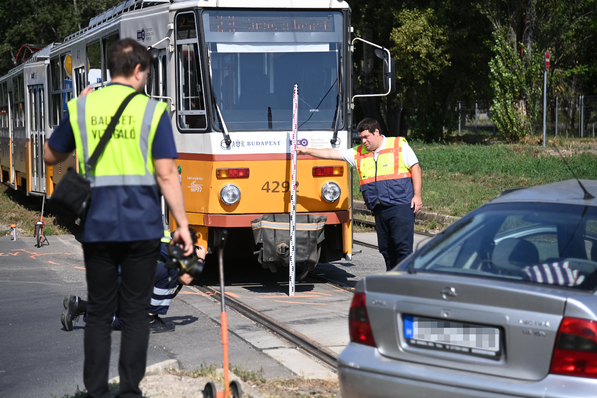 Villamossal ütközött egy autó Budapesten