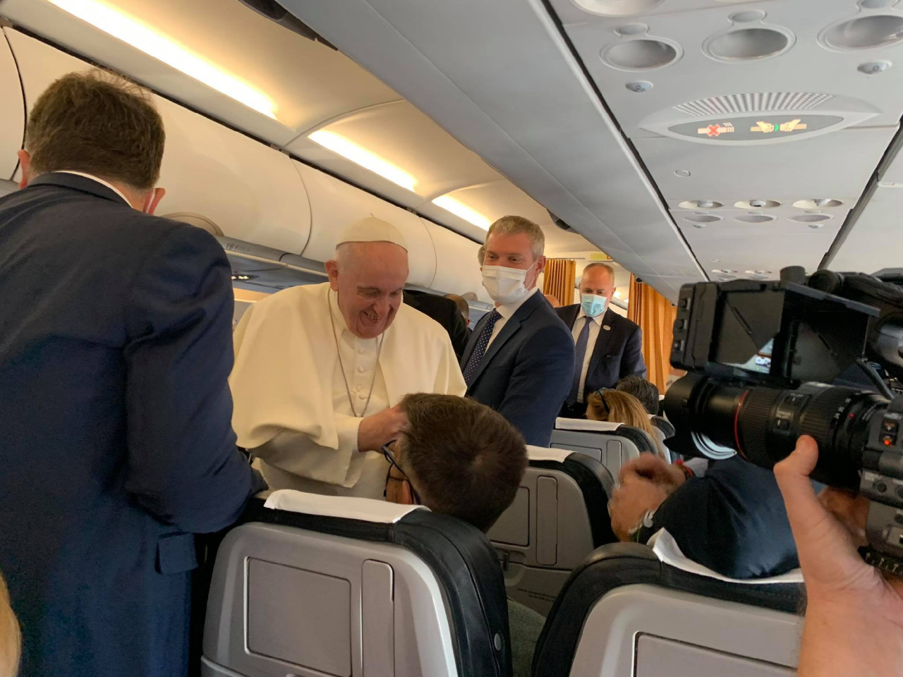 Ferenc pápa a Budapestre tartó repülőgépen 2021. szeptember 12-én (Fotó: Gulyás Balázs/Magyar Hang)