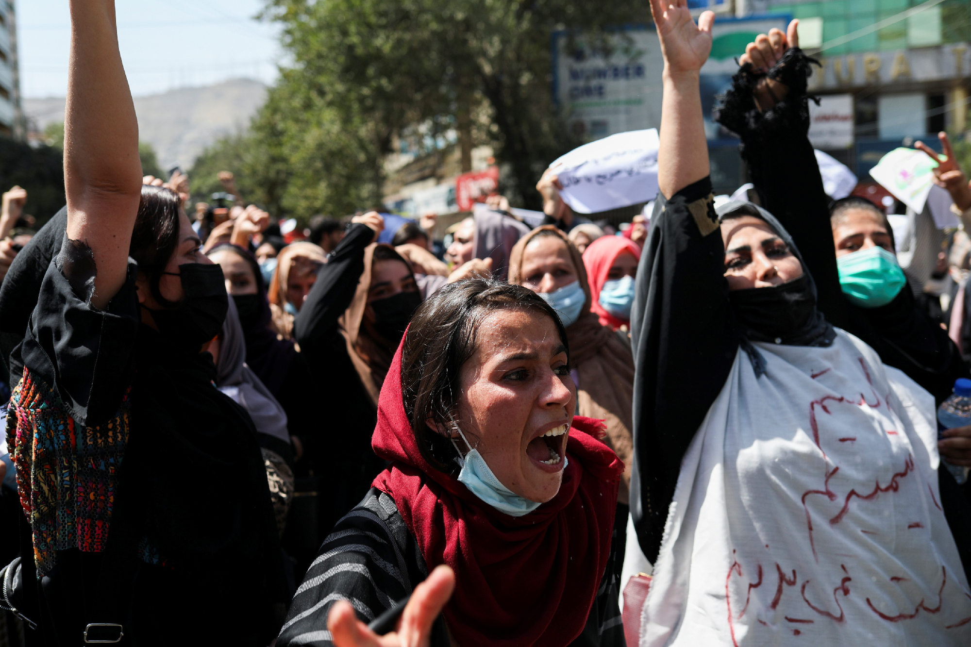 Afgán nők a kétségbeesés határán