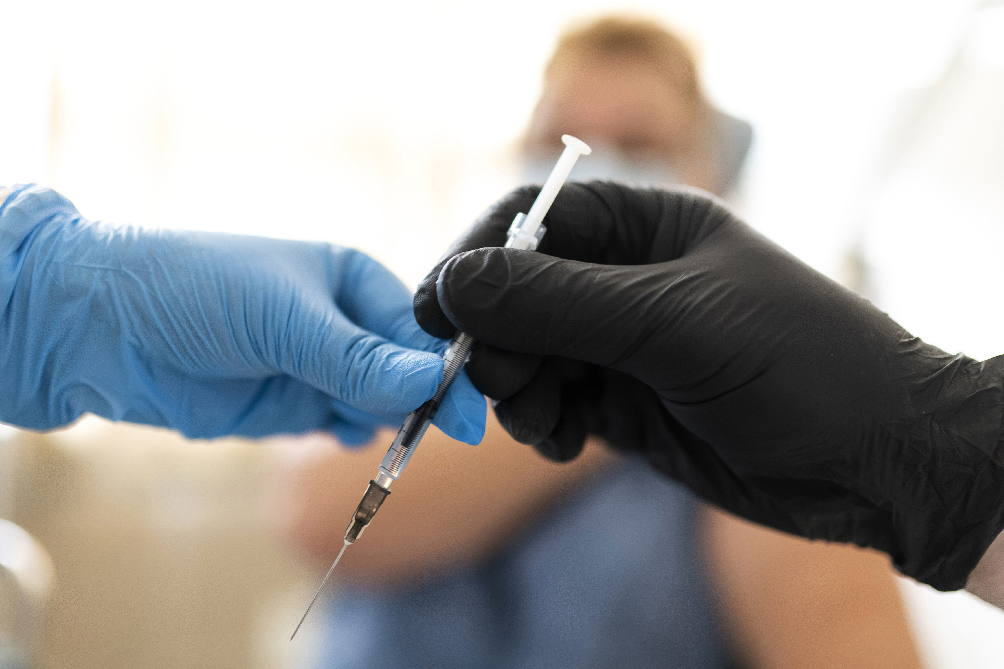 Három vakcina után az oltási igazolvány egyelőre határidő nélküli lesz