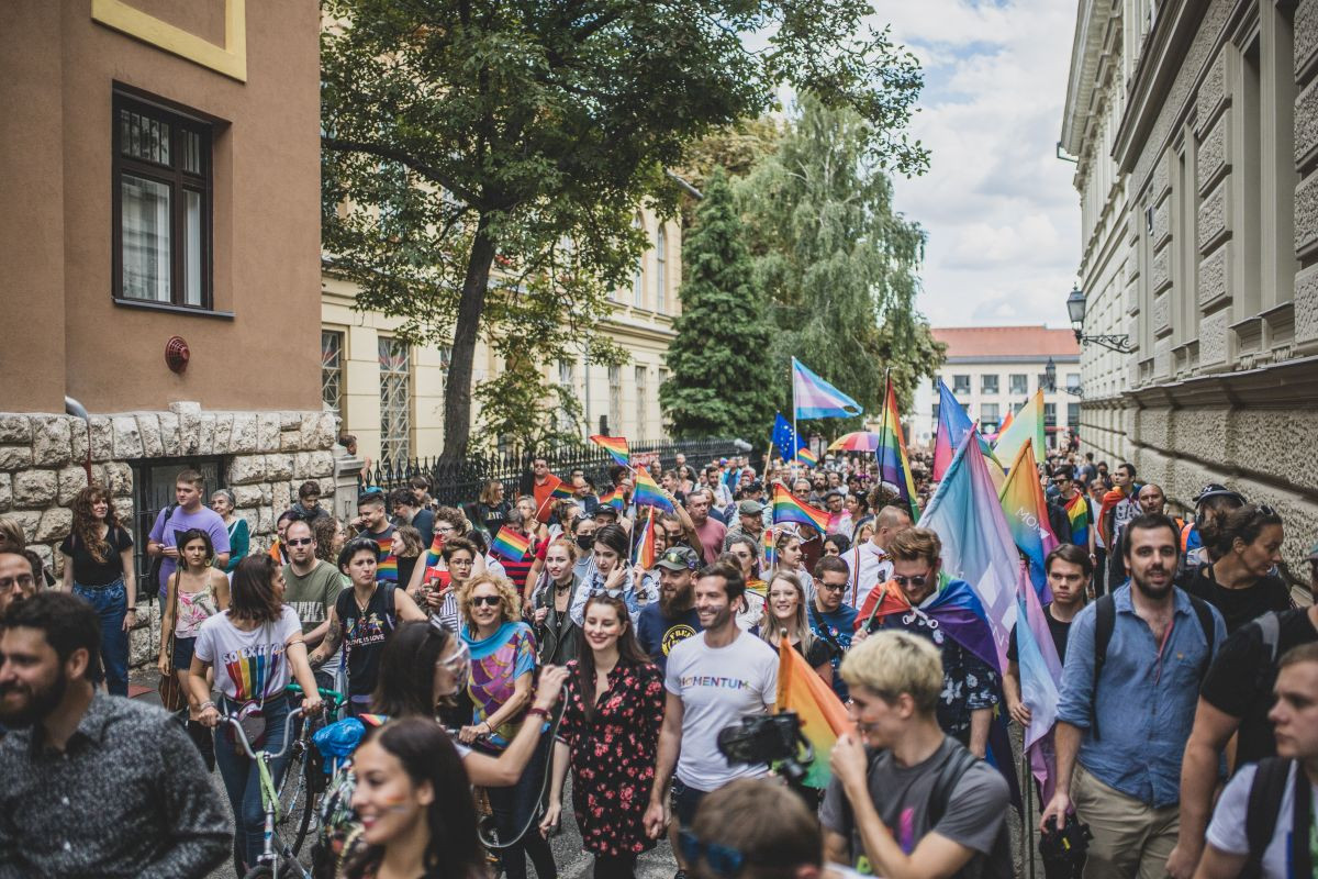 A Pécs Pride felvonulás résztvevői 2021. szeptember 18-án. Középen Fekete-Győr András, a Momentum Mozgalom elnöke (Fotó: Malatinszky Dávid/Magyar Hang)
