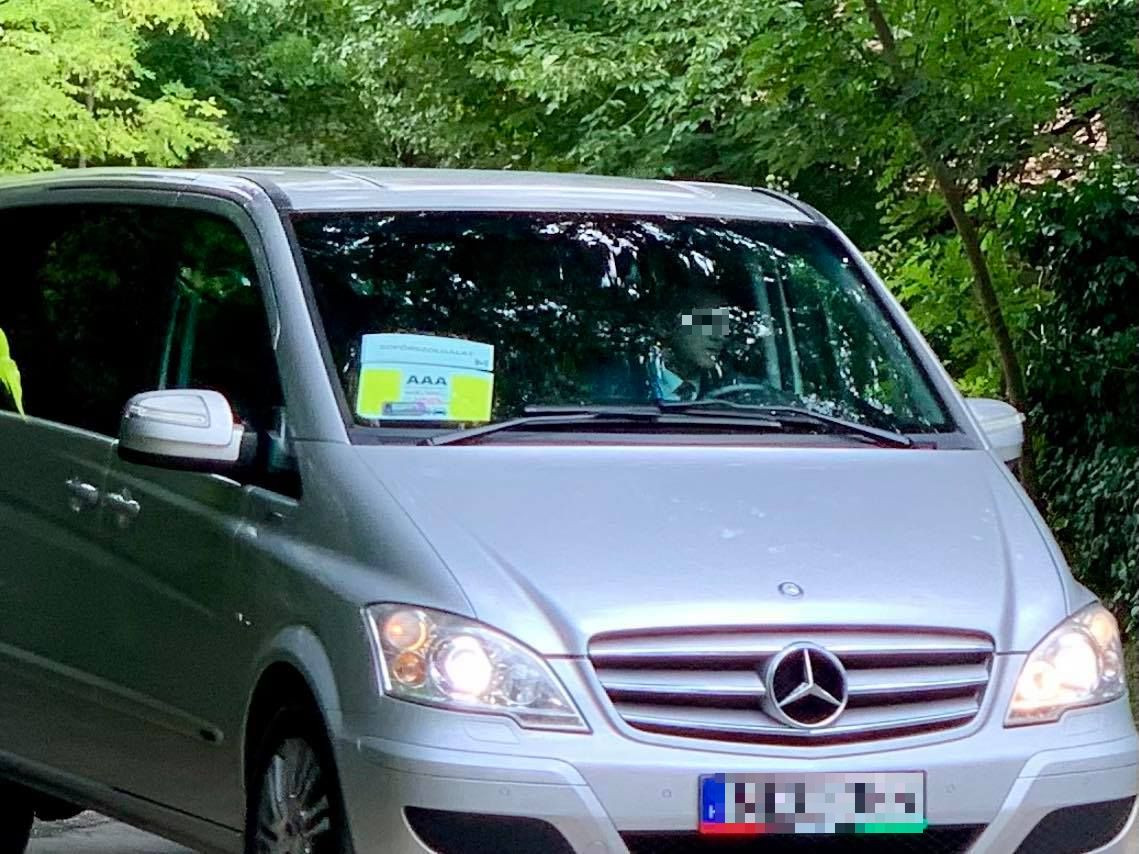 Matrica-behajtási engedély a kocsik ablakában, melynek birtokában be lehet hajtani az arborétumba. (Fotó: Gulyás Balázs/Magyar Hang)
