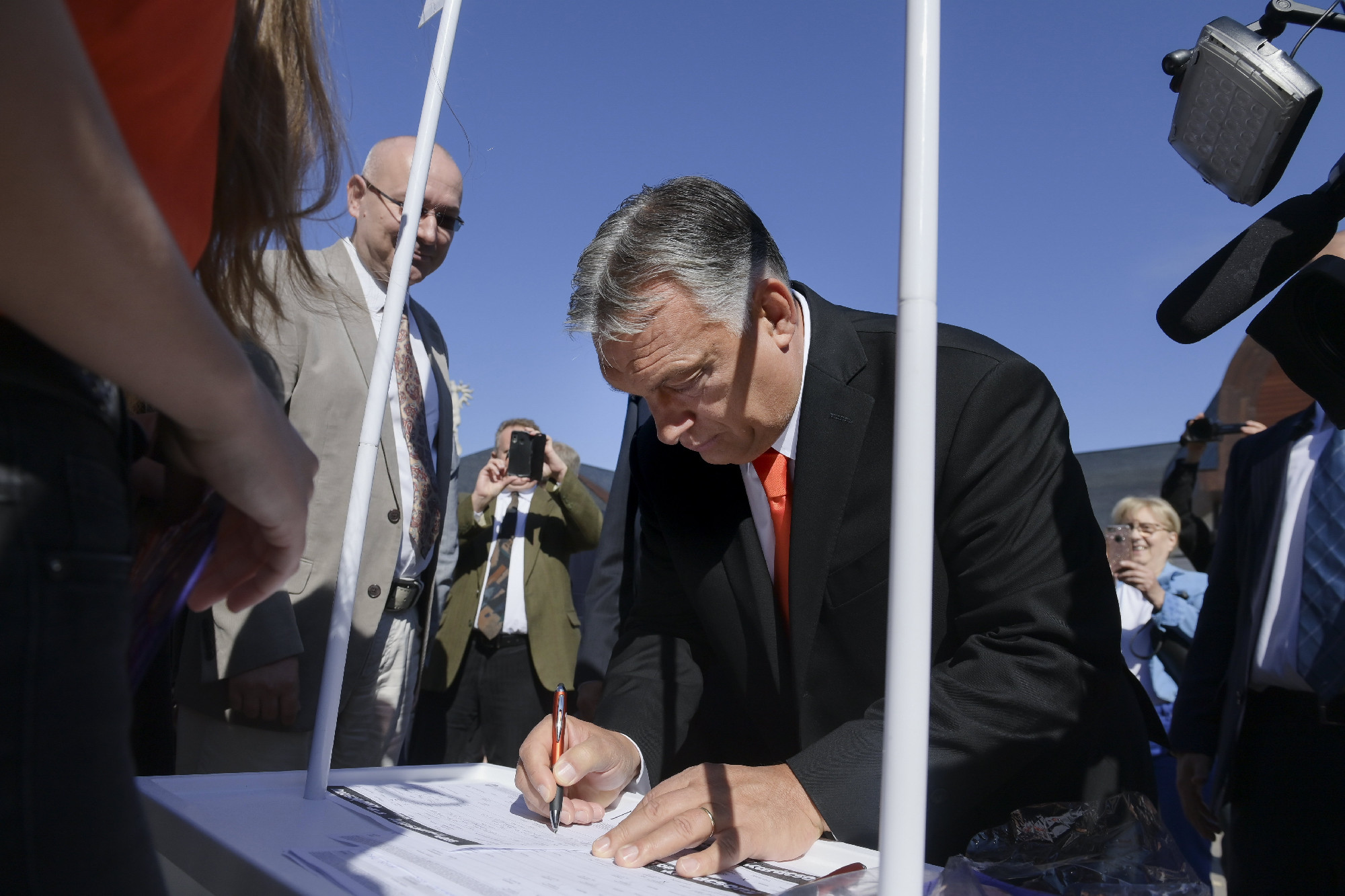 Orbán Viktor is aláírta a Stop Gyurcsány petíciót